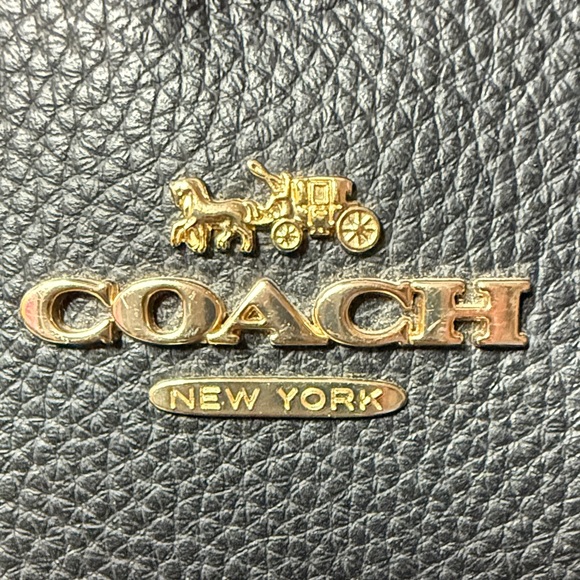 Coach Town Bucket Bag Black Leather Gold Crossbody Tote Code H208-91122 - Picture 11 of 17